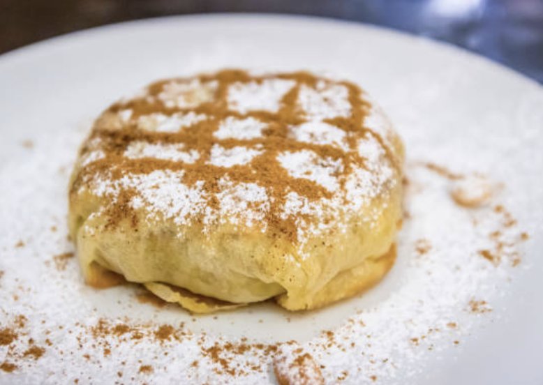 Pastilla au poulet poudrée de cannelle et sucre glace