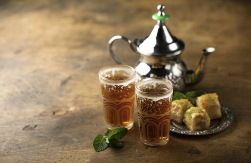 Thé à la menthe marocain servi avec des pâtisseries